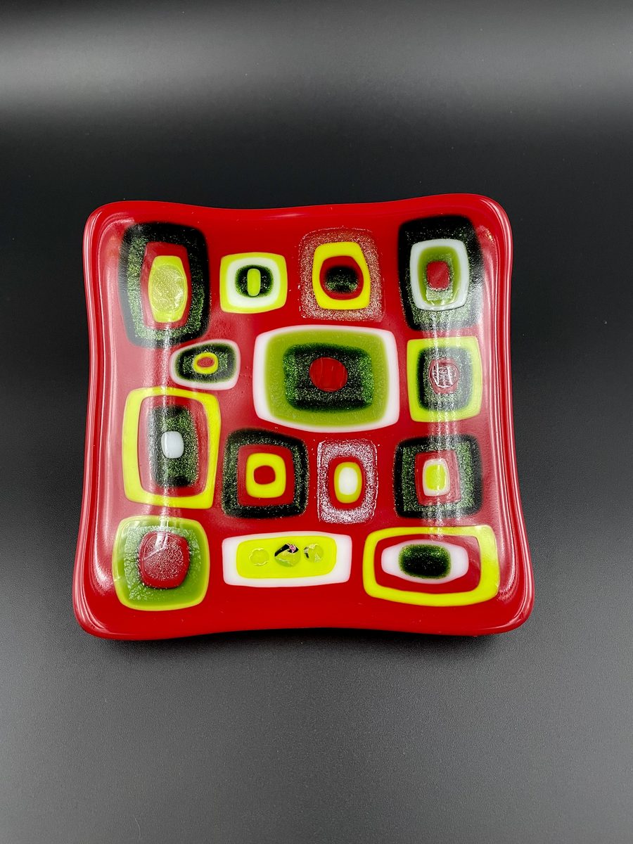 Red retro squares glass plate