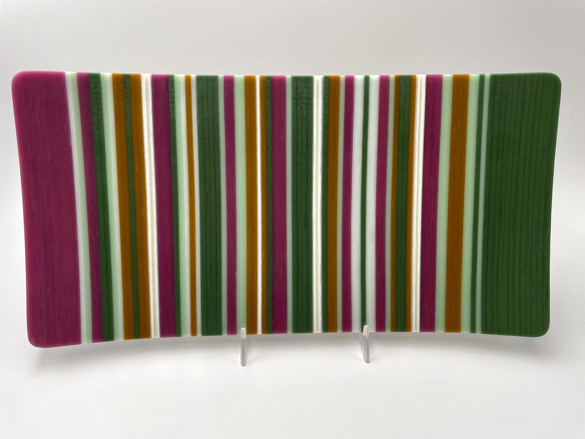 Long rectangular tray with striped pattern
